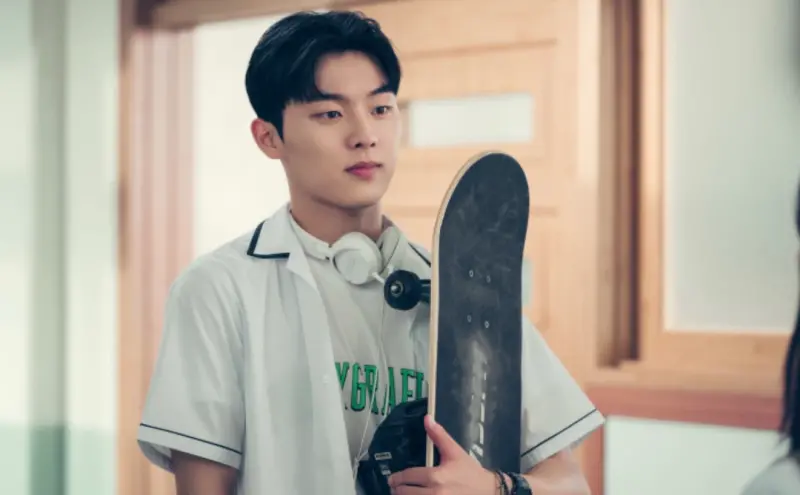 ▲崔顯旭開球險出包，一名孩童的頭差點被投中，遭批的崔顯旭事後道歉並表示會去拜訪兒童家長。（圖／官網@goldmedalist.com）