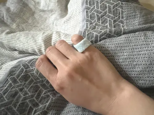 「小拇指貼退熱貼睡覺」超級助眠爆紅？醫師揭真相：不是長久之計
