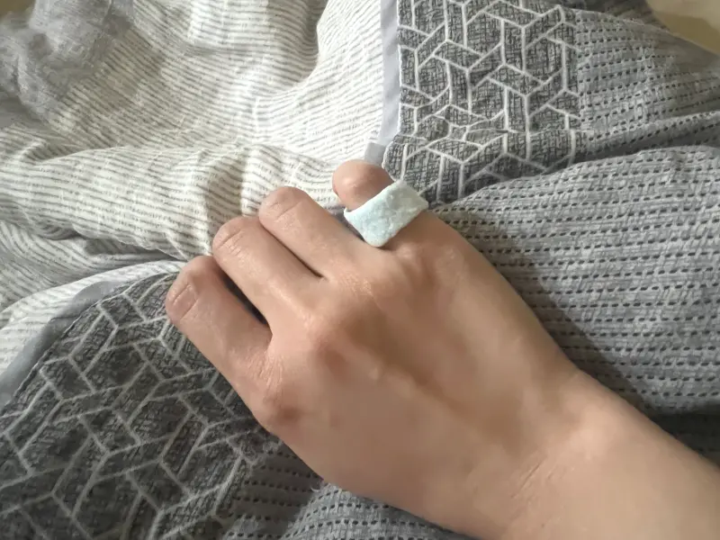 ▲「退熱貼」貼在小拇指上能幫助睡眠，近期在各大社群引發熱烈討論，不過醫師直言並無相關科學依據。（圖／記者賴禹妡攝）