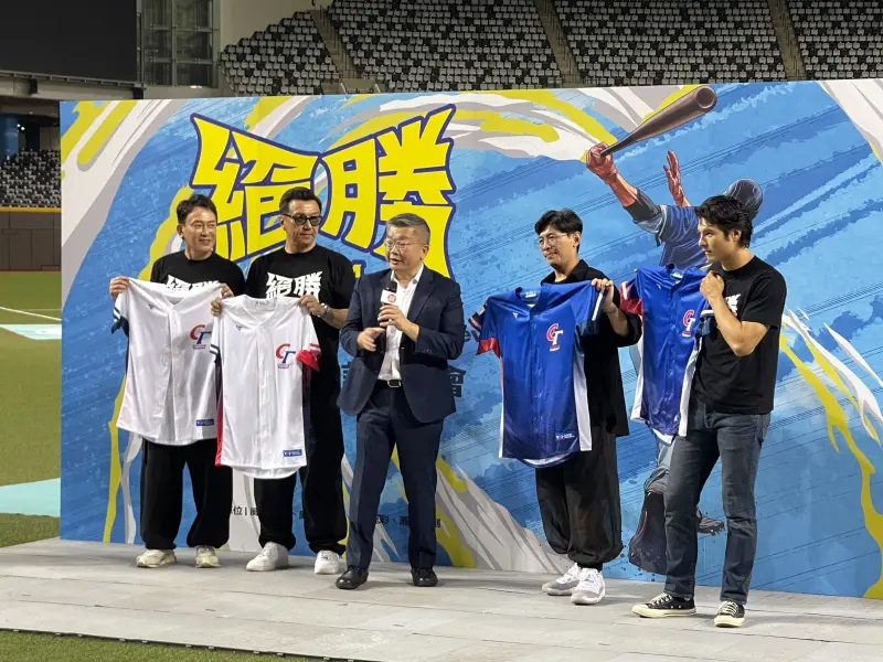 ▲改編自中華隊世界棒球12強賽奪冠歷程的電影《絕勝》，今（13）日舉辦開拍記者會，席間蔡其昌與飾演劇中後勤團隊領導者的影星鳳小岳有諸多互動，事後蔡其昌跟媒體透露，兩人主要是針對後勤團隊的角色交流。（圖／記者林子翔攝）