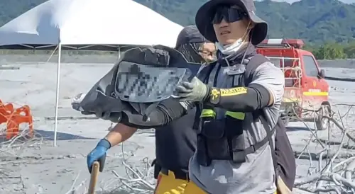 佛祖街挖出失聯夫妻汽車！家屬激動認車牌：希望可以帶祂們回家
