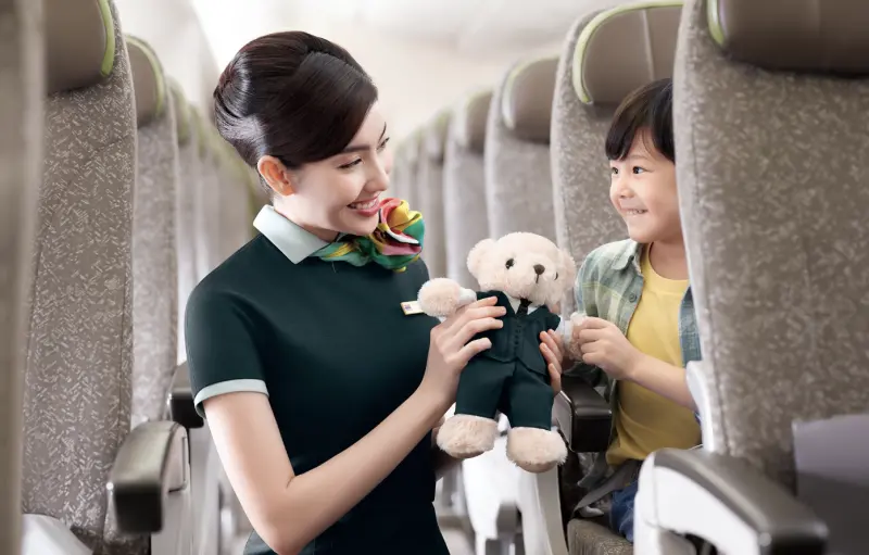 ▲長榮航空一名空服員近日在執行航班時身體不適，返台後住院離世。（示意圖／翻攝自長榮航空臉書）