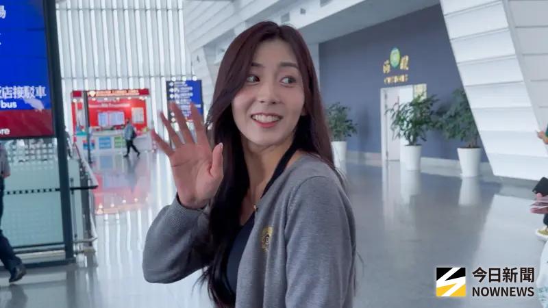 ▲韓國樂天巨人啦啦隊長睦那京今（13）日現身桃園機場，讓不少粉絲猜測她將加盟台灣新職籃球隊洋基工程，曾和朴星垠一樣表示不來台發展的她，如今態度轉變，引發粉絲熱烈猜測與討論。（圖／讀者提供）