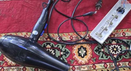 10歲女童洗完澡想吹頭髮　插電吹風機漏電當場觸電身亡
