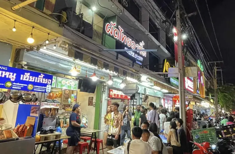 ▲曼谷市政府啟動「倫披尼美食中心」試點計畫，目標是讓街頭小吃正式合法化、制度化。工程已於六月開工，預定明年二月完工啟用。（圖／翻攝自Bangkok Post）