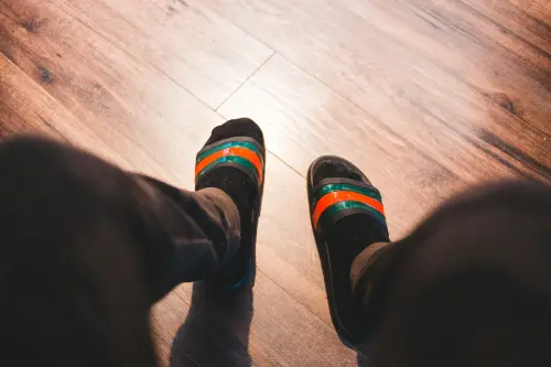 ▲襪拖穿搭原自於過去的運動員穿法，因運動鞋原本都在室內穿，但在一般路上會不止滑，還有可能夾雜小石子破壞室內場地，加上運動完腳底會較濕，透過該穿搭可以解放腳趾。（圖／取自unsplash）