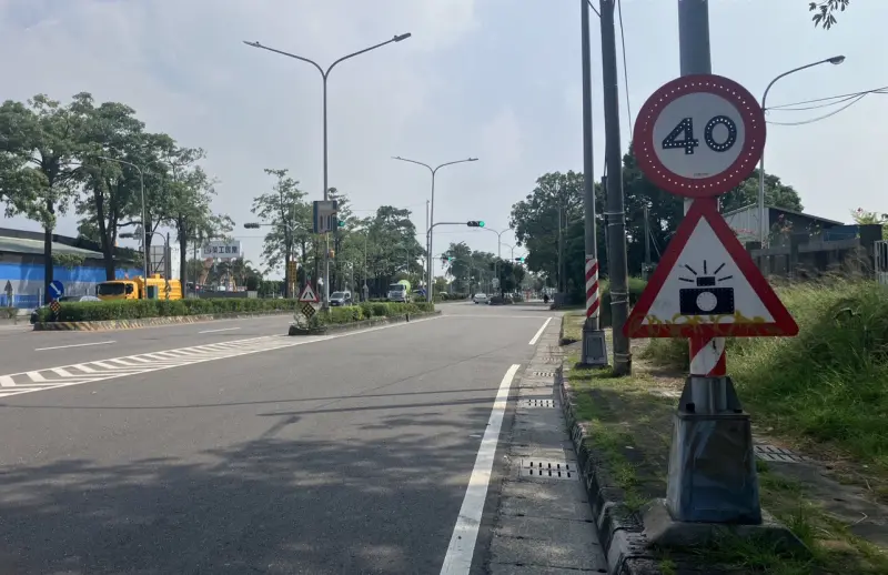 ▲依據道路交通管理處罰條例第7條之2第3項規定，取締執法路段，在一般道路應於100公尺至300公尺前，設置測速取締標誌。(圖／高市警局楠梓分局提供)