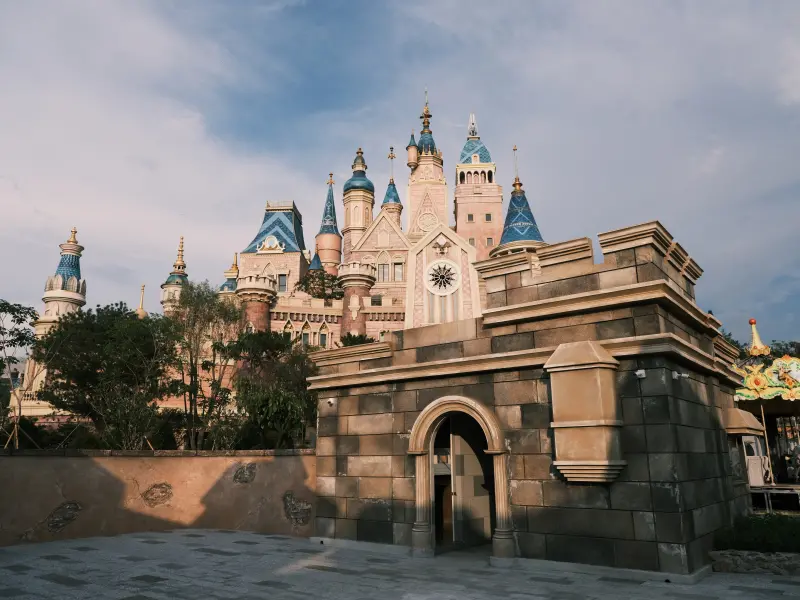 今年8月盛大開幕的嘉義「歐樂沃築夢城堡」，因為夢幻般的外觀而爆紅，創辦人毛榮海今（13）日也吐露築夢心路歷程。（圖／歐樂沃築夢城堡）