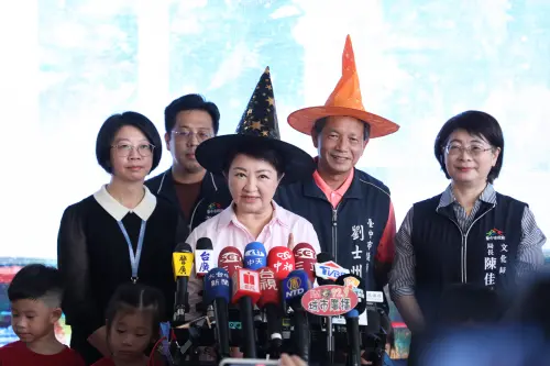 ▲台中市長盧秀燕今出席「夜宿綠美圖」宣傳活動，為小朋友扮演魔法師。（圖／台中市政府提供，2025.10.13）