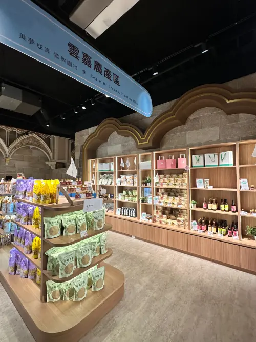 ▲歐樂沃築夢城堡內有許多雲嘉南地區的農產品銷售，在地特色鮮明。（圖／歐樂沃築夢城堡）