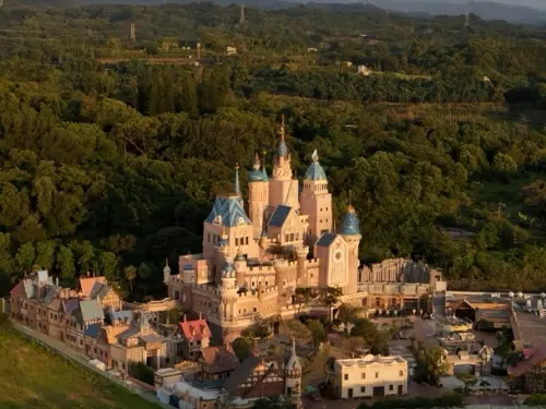 ▲歐樂沃築夢城堡主塔以蘭花為靈感，並以象徵大林人口數的29,000張金箔精心打造。（圖／歐樂沃築夢城堡）