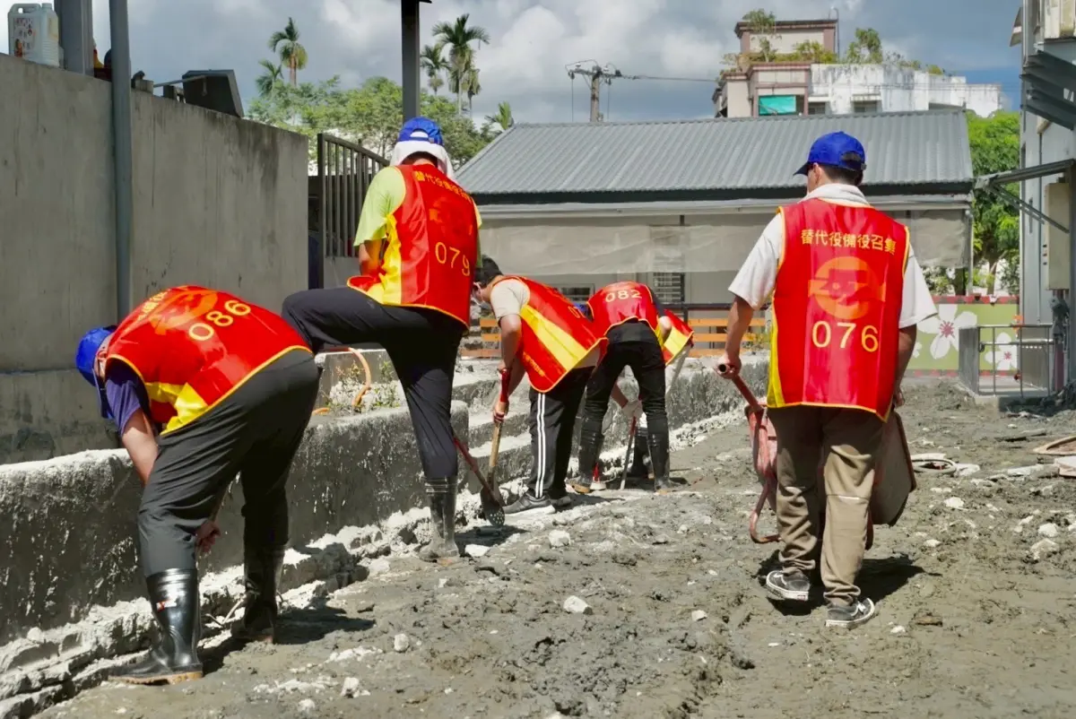 ▲替代役備役役男執行災區側溝淤泥清除作業。（圖／內政部提供）