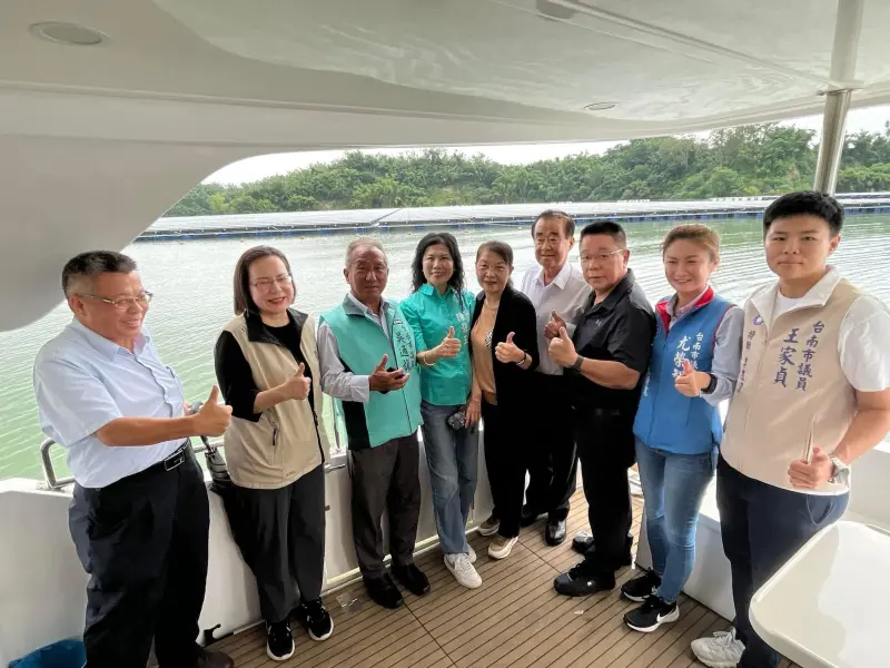 ▲蔡育輝（右三）喊水庫設置光電板引起民眾恐慌要求全數拆除，郭國文翻出蔡育輝過去特別搭船視察光電板還合影比讚。（圖／翻攝自蔡育輝臉書）