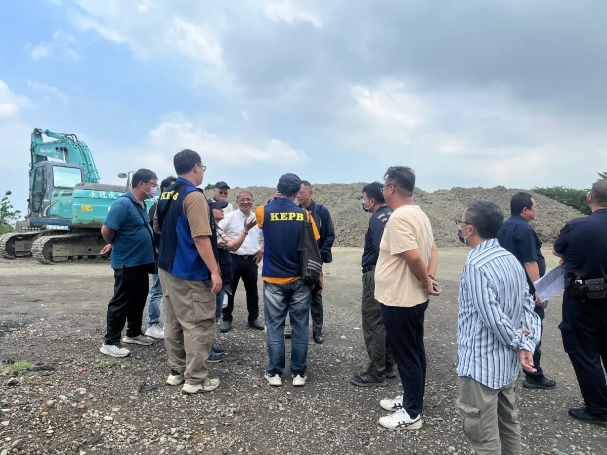 ▲針對立委柯志恩再度以錯誤資訊直指高雄小港大坪頂瀝青暫置場為「非法開挖」，民進黨高雄市議員黃文益、黃彥毓今天嚴正抨擊表示，柯志恩搞錯法令。（圖／高市府提供）