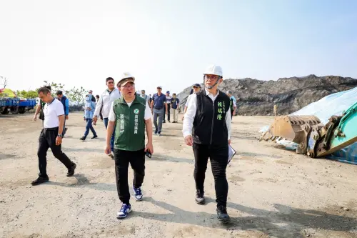 ▲黃彥毓日前前往大坪頂會勘。根據相關單位說明，該堆置廠商原是依法承包小港區污水接管工程，刨除路面瀝青及土方，本來就需要找地方暫置，各地皆然。（圖／市議員黃彥毓辦公室提供）