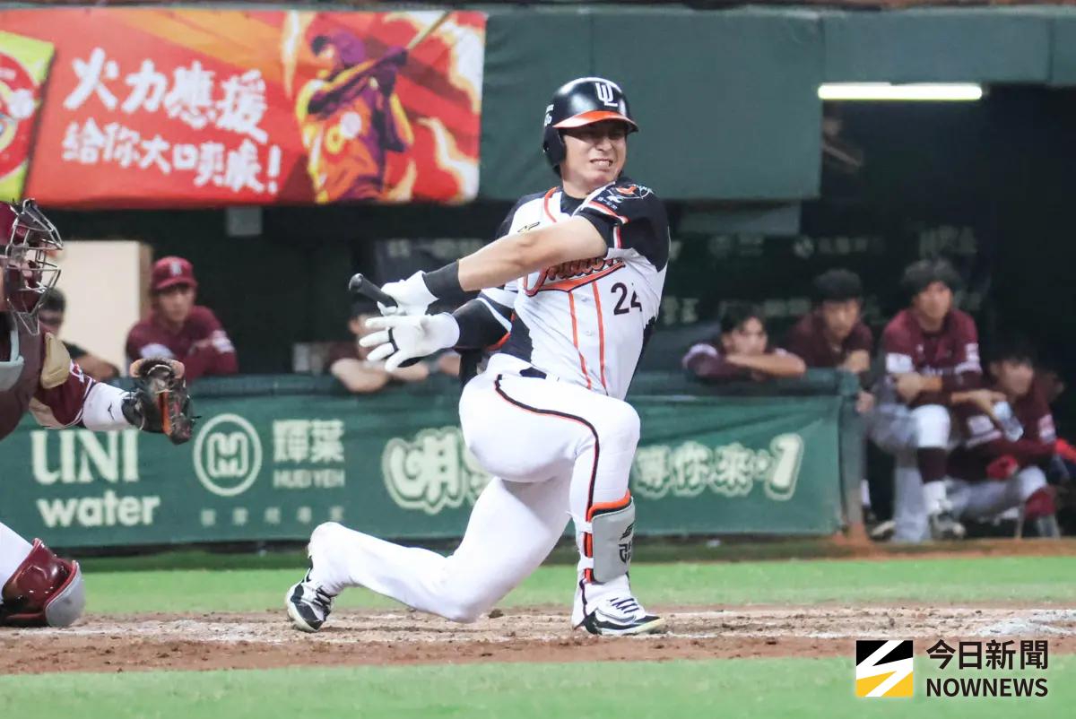 ▲統一獅陳傑憲在季後賽G4「生死戰」，頂著手腕傷勢，持續先發。（圖／記者朱永強攝 ,2025.10.12）