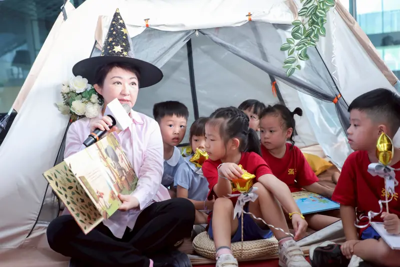 ▲市長盧秀燕出席「夜宿綠美圖」活動記者會，親自為小朋友朗讀故事書(圖／市政府提供2025.10.13)