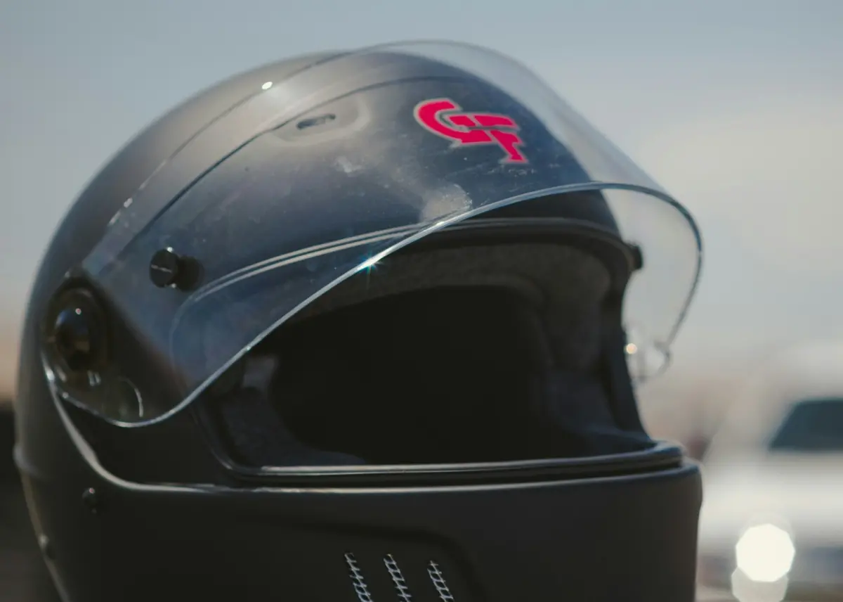 ▲安全帽是一般機車族常用的配備，但廢棄的安全帽到底該丟一般垃圾還是回收呢？事實上，針對安全帽的丟法，各縣市規定也不相同。（圖／取自unsplash）