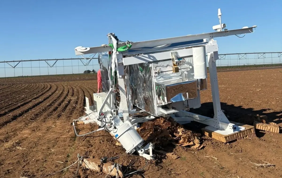 ▲德州麥田突然降落巨大不明物體。（圖／翻攝自Ｘ）