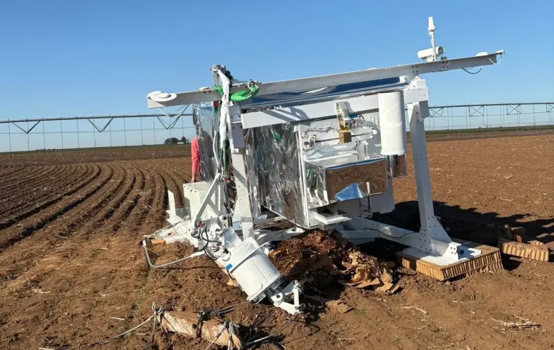 ▲德州麥田突然降落巨大不明物體。（圖／翻攝自Ｘ）