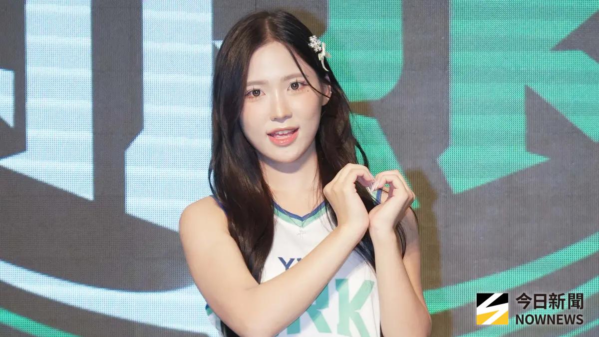 ▲韓籍啦啦隊新人李素敏今（13）日正式加盟洋基工程籃球隊，首度來台便吸引粉絲清晨接機，她感性表示會用更多熱情回報大家，也透露幸運背號「25」象徵全新開始，強調選人最重視「活力與感染力」。（圖／記者張一笙攝）