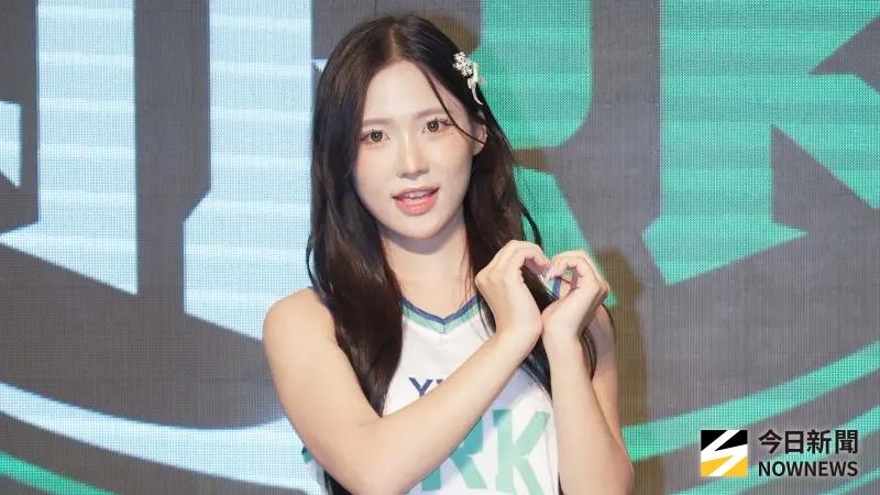 ▲韓籍啦啦隊新人李素敏今（13）日正式加盟洋基工程籃球隊，首度來台便吸引粉絲清晨接機，她感性表示會用更多熱情回報大家，也透露幸運背號「25」象徵全新開始，強調選人最重視「活力與感染力」。（圖／記者張一笙攝）