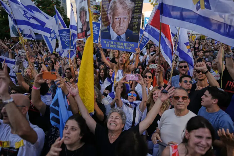    ▲以色列與哈馬斯達成停火協議，13日雙方展開換囚，第一批7名人質確定獲釋時，以色列特拉維夫人質廣場上聚集的群眾也爆出歡呼聲。（圖／美聯社／達志影像）  