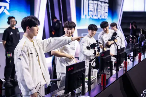 ▲IG 若想擊敗強敵 T1，必須盡全力撐住遊戲前中期，後期讓 AD GALA 接管。（圖／IG戰隊微博）