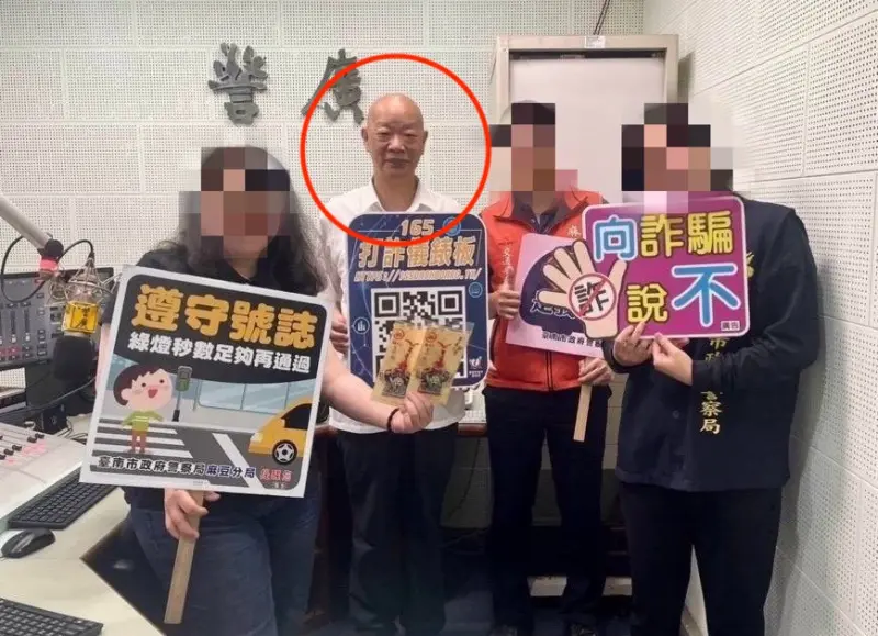 ▲前麻豆分局長陳添新（左二）因浮報加班費獲緩起訴。（圖／翻攝自台南市政府警察局麻豆分局臉書）