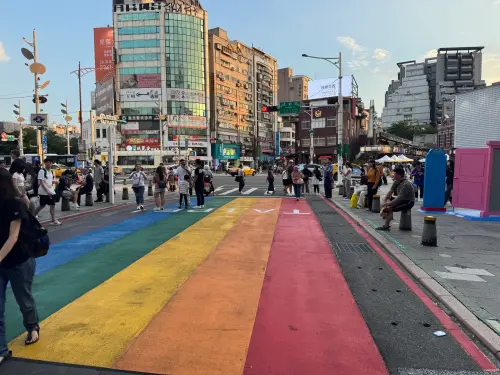 ▲據觀光署最新數據，2025年台北最強景點暫時由西門町拿下冠軍頭銜，當地的6號彩虹地標每天都有外國人排隊等著拍照打卡。（圖／記者潘毅攝）