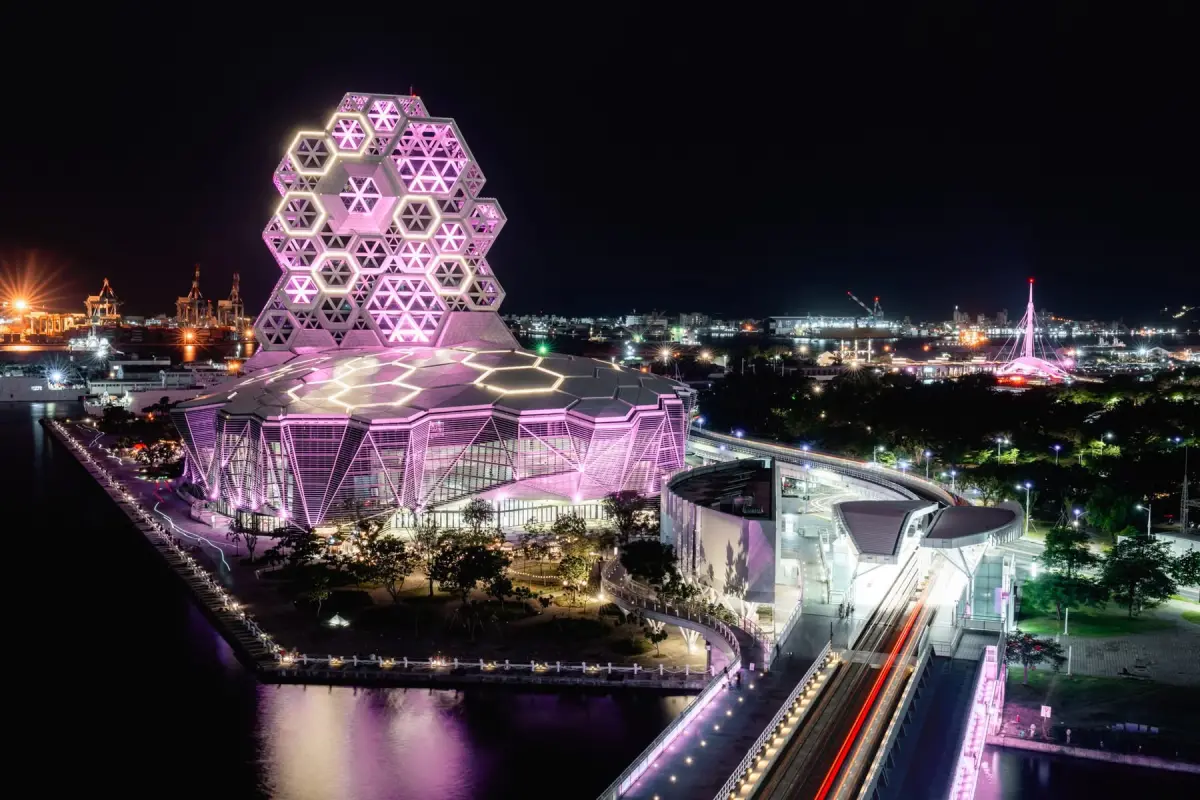 ▲BLACKPINK演唱會在高雄世運舉辦，高雄流行音樂中心等6大地標都點上粉紅色燈海應援，民間業者也紛紛將大樓外牆或是招牌燈光都改成粉紅色。（圖／陳其邁 Chen Chi-Mai臉書）