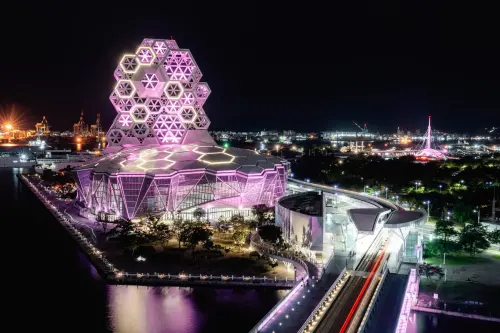 ▲BLACKPINK演唱會即將在高雄世運舉辦，市府與上主辦單位特此舉辦點燈應援。（圖／陳其邁 Chen Chi-Mai臉書）