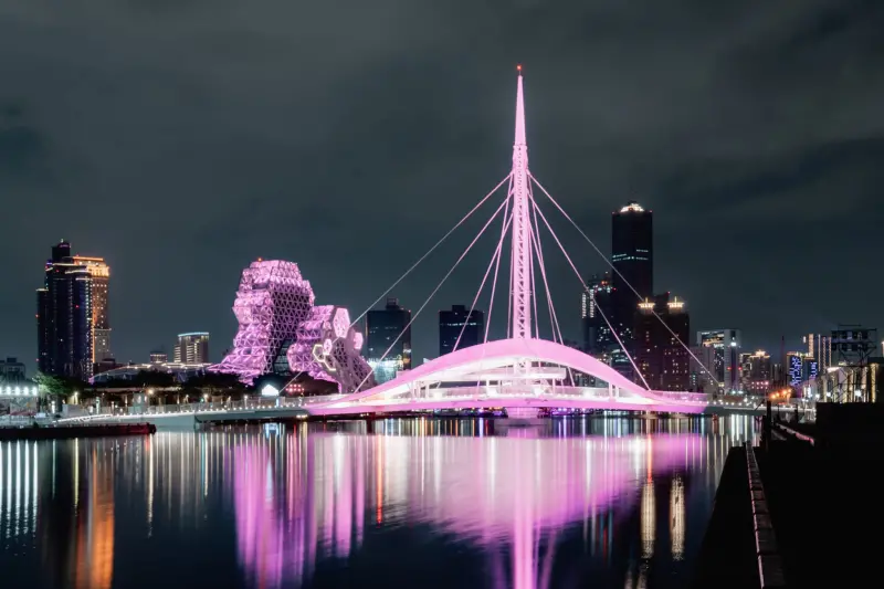 ▲BLACKPINK演唱會將於10/18日登場，高雄市高雄6大地標點亮粉紅色燈海應援，而經發局也推出多種周邊活動與優惠，本文整理7大指南。（圖／陳其邁 Chen Chi-Mai臉書）