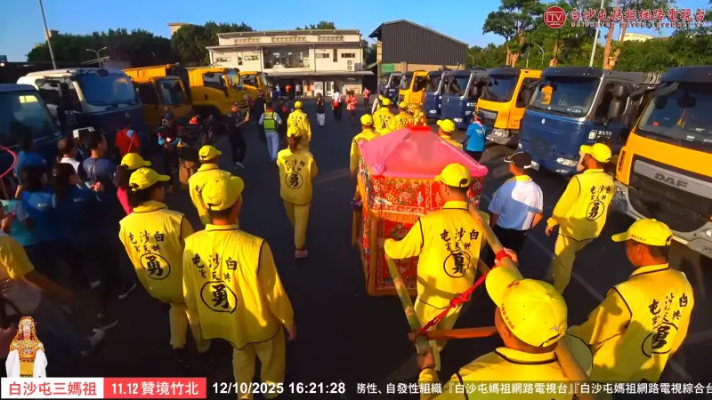 ▲白沙屯媽祖的粉紅超跑，也在12日下午特地彎進「竹北市清潔隊」，感謝這些無名英雄。（圖／白沙屯媽祖網路電視台）