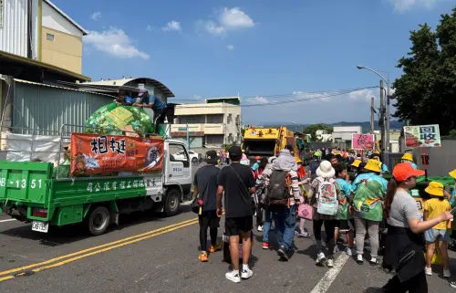 ▲白沙屯媽祖只要出門繞境，隊伍後方都會有垃圾車、回收車以及志工幫忙整理環境。（圖／Threads@simsim.0926）