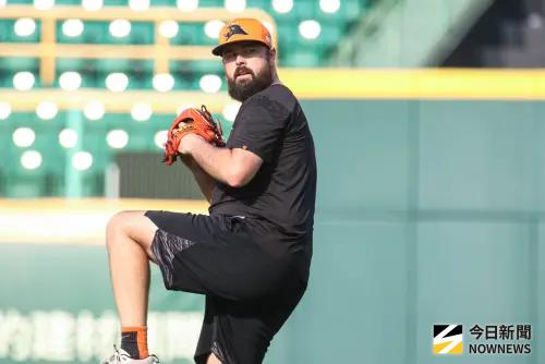 ▲統一獅洋投獅帝芬在季後賽G4「生死戰」列為出賽名單，將在牛棚待命。（圖／記者朱永強攝 ,2025.10.13）