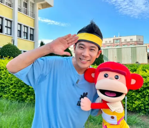 ▲香蕉哥哥（如圖）與阿猴（林昶甫）共同主持的公視台語台《阿猴出任務》，以台語和小朋友溝通和互動，推廣台語文化。（圖／翻攝自香蕉哥哥臉書）