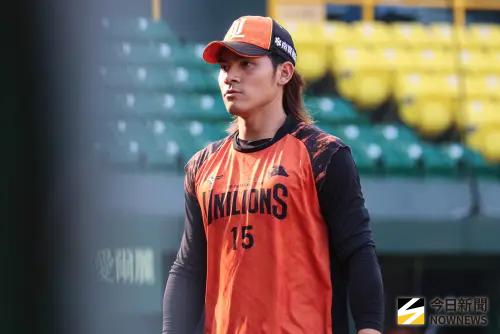 ▲統一獅陳聖平G2因撲球導致脖子不適，今日在季後賽G4「生死戰」列為出賽名單，從板凳出發。（圖／記者朱永強攝 ,2025.10.13）