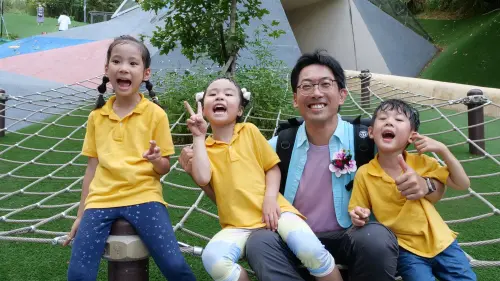 ▲由大兜（王嘉靖，如圖）主持的《我們去公園玩》，入圍金鐘60，每集場景設定在公園，帶小朋友走出戶外，發現最好玩的地方，原來就在自家旁邊。（圖／公視提供）