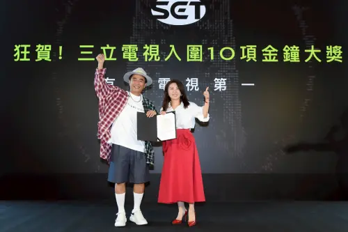 ▲吳宗憲（左）獲三立總經理高明慧頒發金鐘入圍獎狀。（圖／三立提供）