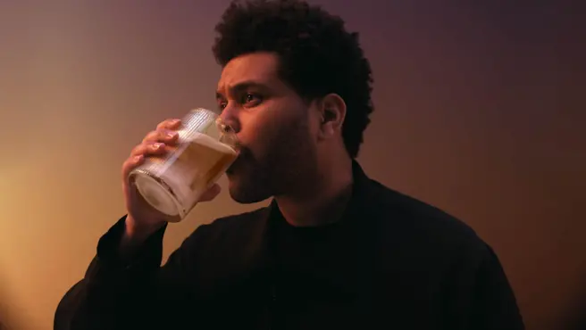 ▲Nespresso 攜手加拿大 R&B 天王威肯 The Weeknd 推出聯名Samra Origins系列，延續他對家庭與非洲咖啡文化的深厚情感！（圖／品牌提供）