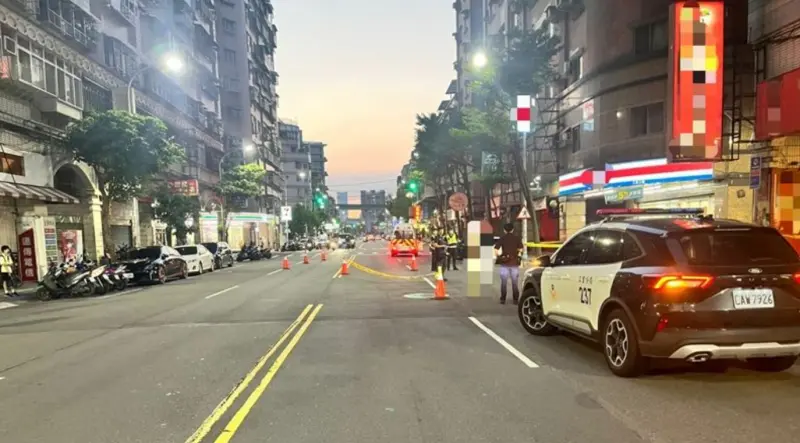 ▲警方獲報到三重墜樓現場，並拉起封鎖線展開調查。（圖／翻攝畫面）