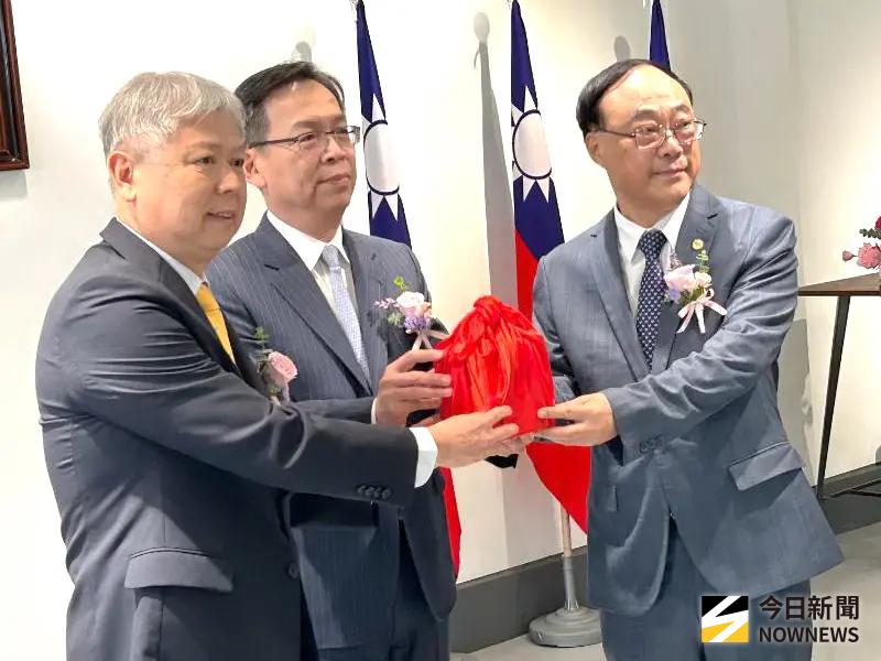 ▲台灣港務公司舉行新卸任董事長交接儀式，在交通部常務次長林國顯(中)監交，由卸任董事長李賢義(左)將印信交給新任董事長周永暉(右)，完成交接，以利港務之推展。(圖／記者黃守作攝，2025.10.13)