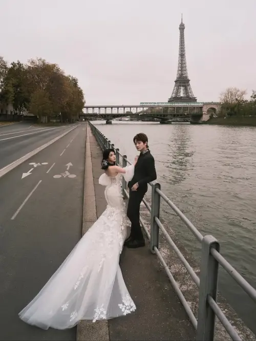 ▲阿沁（右）正式宣布退下歌手身分，全心投入家庭與教育。（圖／翻攝自阿沁IG@fir.real）