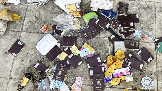 ▲韓國近期爆出一連串韓國公民被騙去柬埔寨的案件，泰柬邊境地區的垃圾桶，滿滿都是泰國和外國護照，疑似都是豬仔受害者。（圖／翻攝自Khaosod）