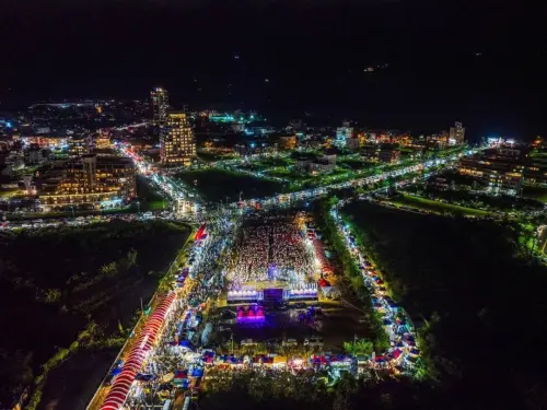 ▲頭城煙火節舉辦時，現場總會湧入大批遊客人潮，一同見證宜蘭夜空被點亮的美麗過程。（圖／宜蘭縣頭城鎮公所）