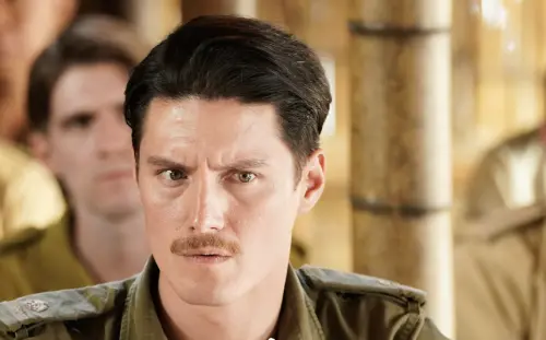 ▲周厚安在《聽海湧》飾演澳洲軍事檢察官，流暢英語與銳利眼神撐起辯論戲，成功蛻變實力派。（圖／翻攝自聽海湧 Three Tears in Borneo 臉書）