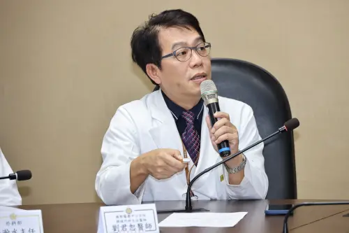 ▲醫師劉君恕提到，由於體外心肺循環機的運行時間限制，移植團隊必須以迅雷不及掩耳的速度，將肝臟重新植回體內。（圖／北榮提供）