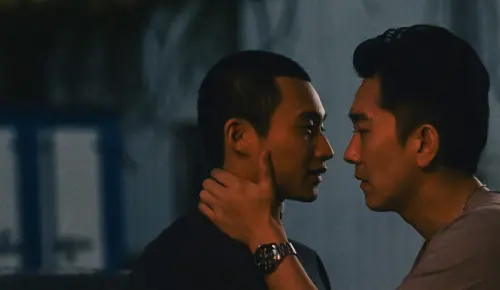 ▲施名帥（右）在《愛作歹》中飾演黑幫分子咪幾，與黃冠智演繹壓抑炙熱情感，剛硬脆弱層次分明獲國際矚目。（圖／翻攝自愛作歹 臉書）