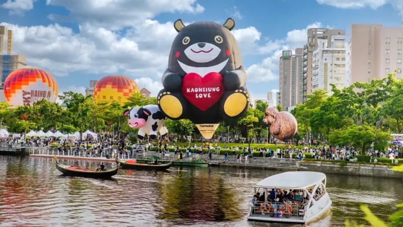 ▲搭乘愛河貢多拉船及愛之船欣賞熱氣球。（圖／高市府觀光局提供）